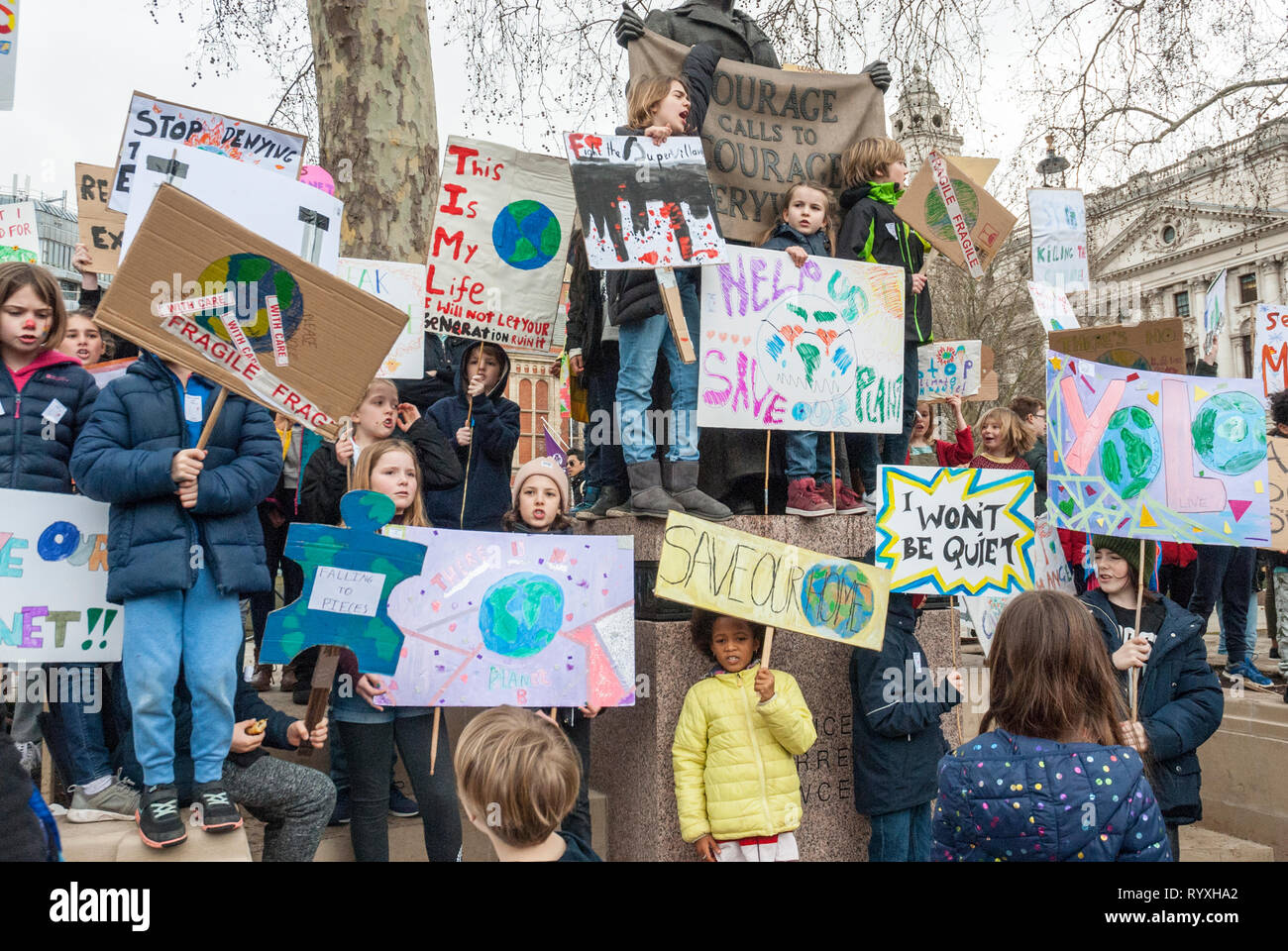 Londra, Regno Unito. Il 15 marzo, 2019. Gli studenti della scuola di campagna contro il cambiamento climatico protesta al di fuori del Parlamento. Credito: Maggie sully/Alamy Live News. I bambini della scuola in sciopero protesta contro il cambiamento climatico raccogliendo in un vivace rally al di fuori del Parlamento di Londra. Molte piccole ragazze e ragazzi con colorati in casa striscioni e cartelli "Aiutare a salvare il pianeta", "non posso essere tranquillo", "Questa è la mia vita', 'Save la nostra casa', tra gli altri, come cantano e gridano la loro protesta circa la distruzione del pianeta Foto Stock