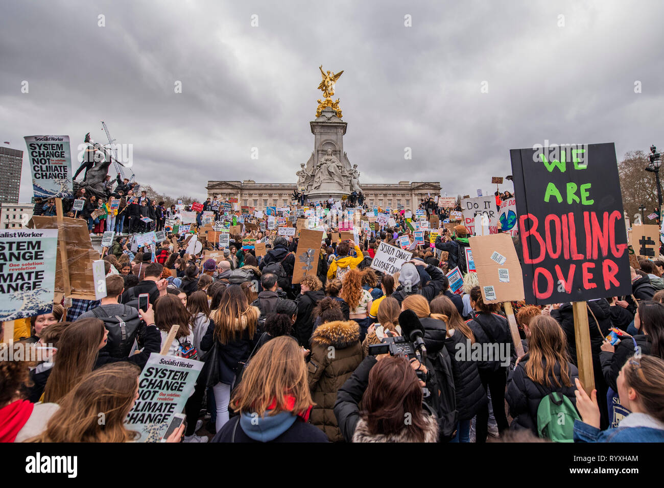 Londra, Regno Unito. 15 mar 2019. Marciando verso il basso al centro commerciale per il Monumento Victoria - scuola gli studenti sono scesi in sciopero per la mancanza di azione sul cambiamento climatico. Essi si riuniscono in piazza del Parlamento e da marzo a Downing Street, bloccando le strade attorno a Westminster per oltre un'ora. Credito: Guy Bell/Alamy Live News Foto Stock