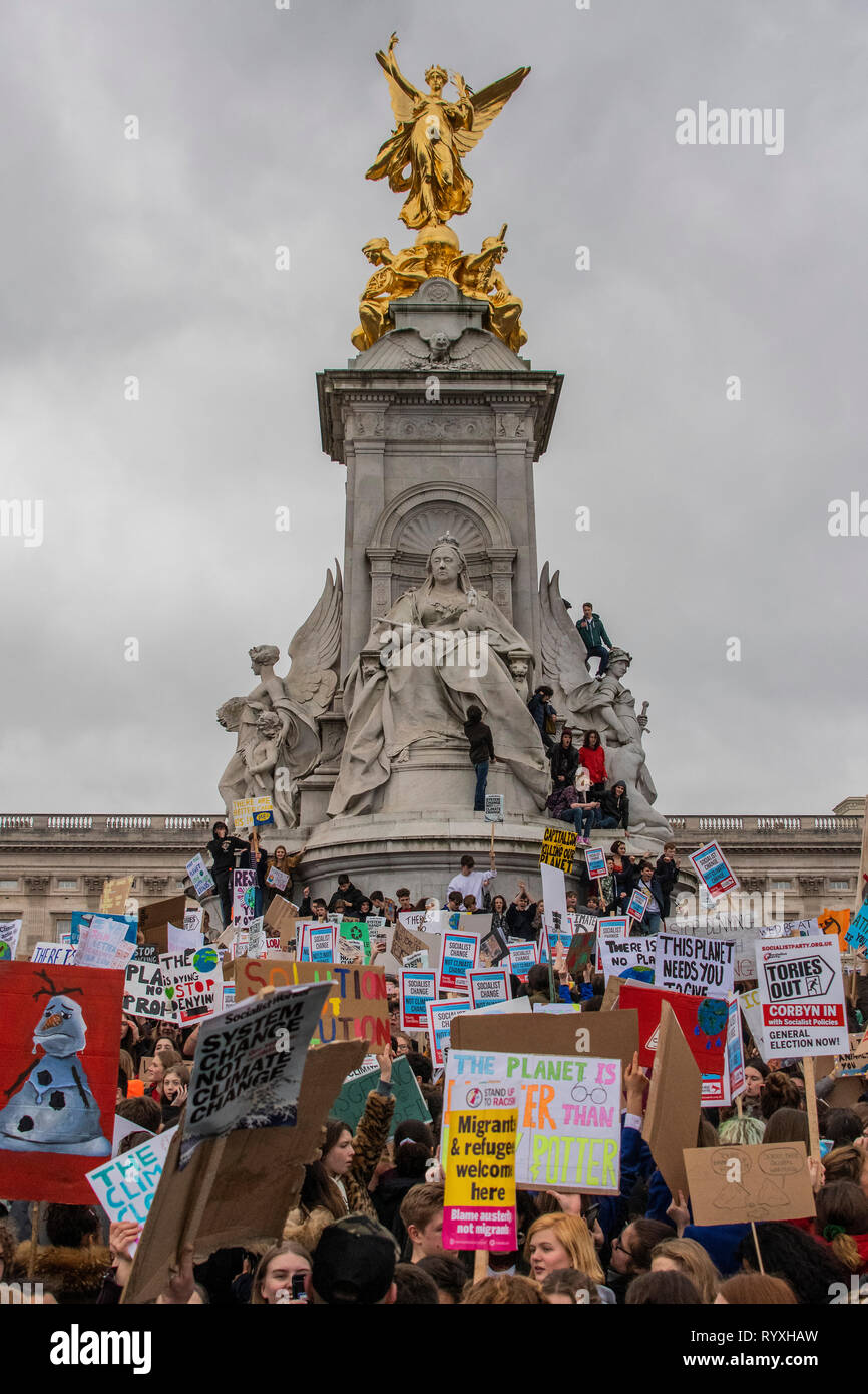 Londra, Regno Unito. 15 mar 2019. Marciando verso il basso al centro commerciale per il Monumento Victoria - scuola gli studenti sono scesi in sciopero per la mancanza di azione sul cambiamento climatico. Essi si riuniscono in piazza del Parlamento e da marzo a Downing Street, bloccando le strade attorno a Westminster per oltre un'ora. Credito: Guy Bell/Alamy Live News Foto Stock