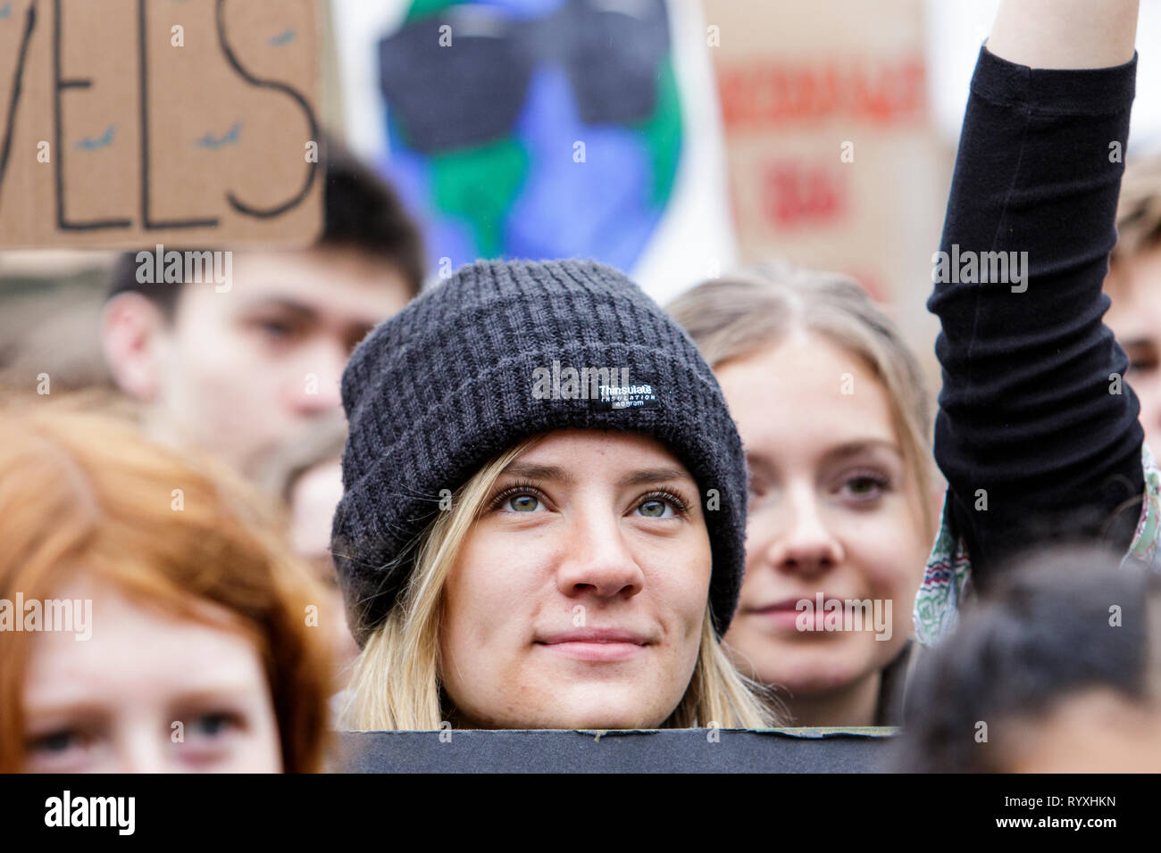 Bristol, Regno Unito. Il 15 marzo, 2019. Bristol studenti del college e scuola bambini che portano il cambiamento climatico cartelli e segni sono illustrati in quanto essi protestare fuori Bristol City Hall. Gli alunni che hanno anche fatto sciopero il mese scorso ha camminato fuori della scuola ancora oggi come parte di una coordinata a livello nazionale lo sciopero per azione di forza sulla politica in materia di cambiamento climatico. Gli organizzatori del Regno Unito sciopero della gioventù 4 movimento del clima di dire che gli allievi provenienti da più di 100 paesi e città di tutto il Regno Unito dovrà saltare le classi di oggi e saranno invece la protesta contro il cambiamento climatico. Credito: Lynchpics/Alamy Live News Foto Stock