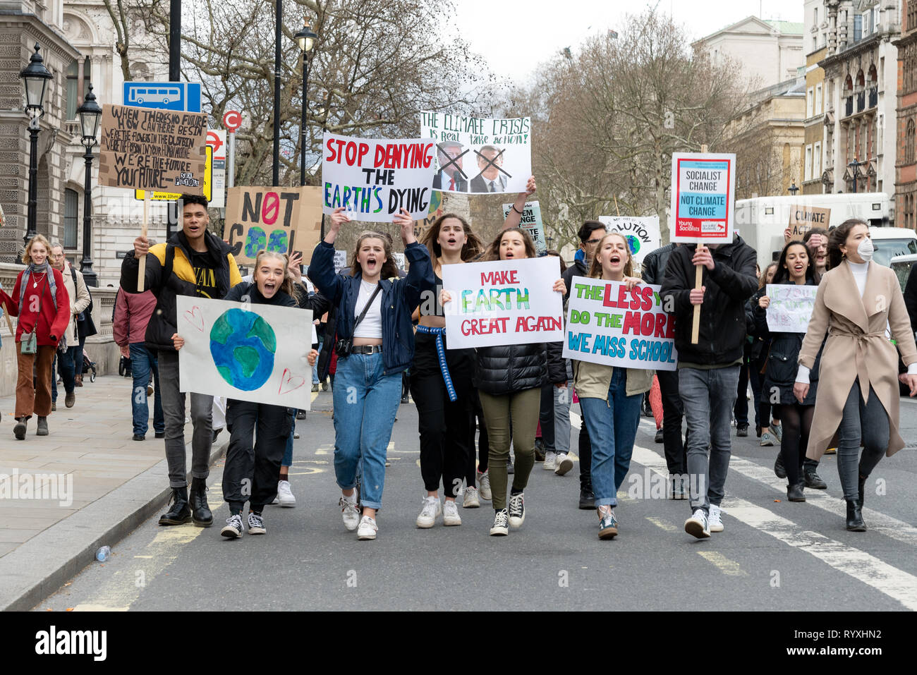 Londra, Regno Unito. Xv Mar, 2019. Un gruppo di giovani con striscioni per fermare il cambiamento climatico marciando al di fuori di Downing Street. Credito: AndKa/Alamy Live News Foto Stock