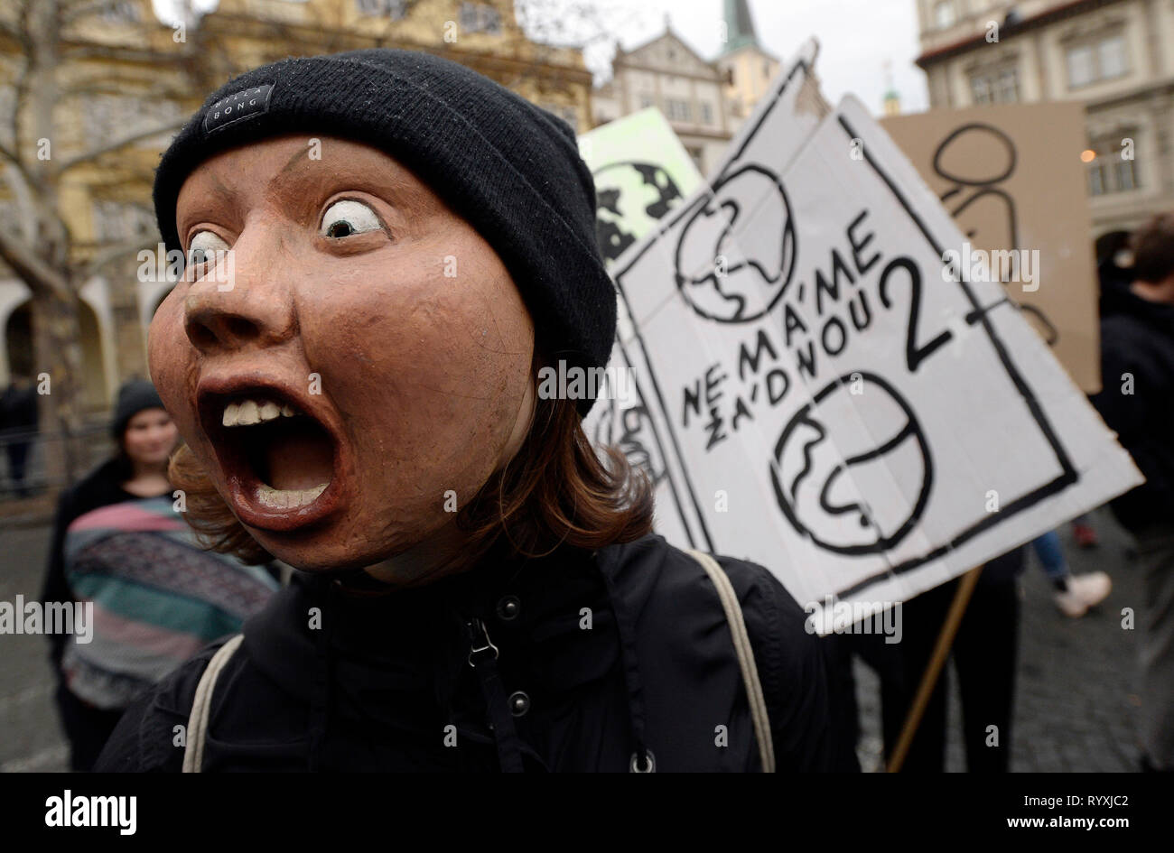 Praga, Repubblica Ceca. Xv Mar, 2019. Le proteste degli studenti durante la manifestazione di Praga Repubblica Ceca, Marzo 15, 2019. Centinaia di studenti a Praga e in altre città ceca uniti nell'iniziativa globale il venerdì per il futuro per chiamare sui politici per affrontare il cambiamento climatico e di ridurre le emissioni di CO2, al fianco dei giovani in oltre cento paesi, ispirato da 16-anno-vecchio Greta Thunberg dalla Svezia. Oggi la manifestazione mondiale è probabilmente il più grande finora come il venerdì per il futuro sito registrato 2,052 proteste in 123 paesi. Credito: Katerina Sulova/CTK foto/Alamy Live News Foto Stock