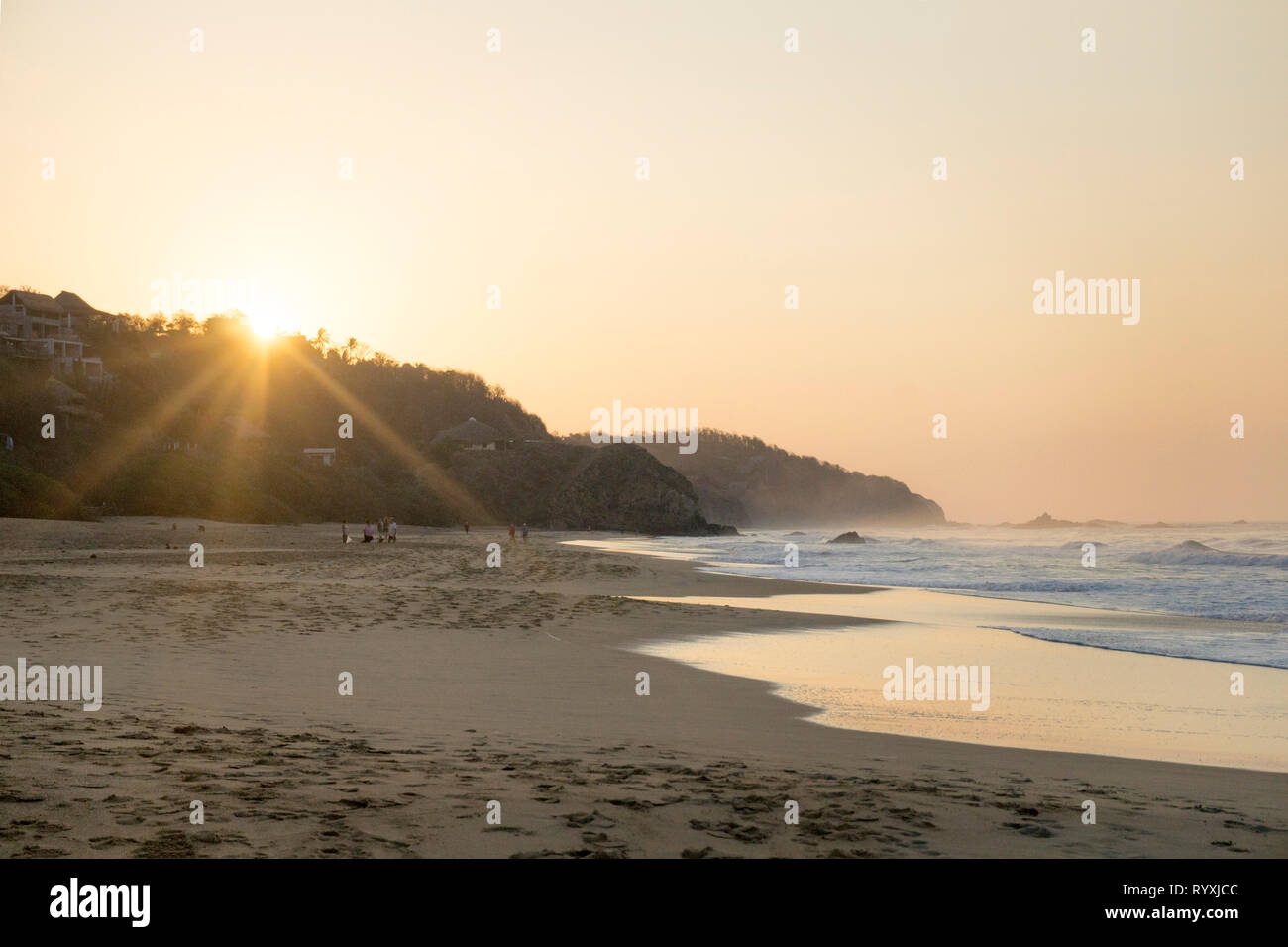 San Agustinillo, Messico. Xv Mar, 2019. Venerdì 15 Marzo, 2019, le persone si radunano sulla spiaggia a San Agustinillo Oaxaca Messico per vedere l'alba e passeggiata nel fresco della mattina presto Credito: Dorothy Alexander/Alamy Live News Foto Stock