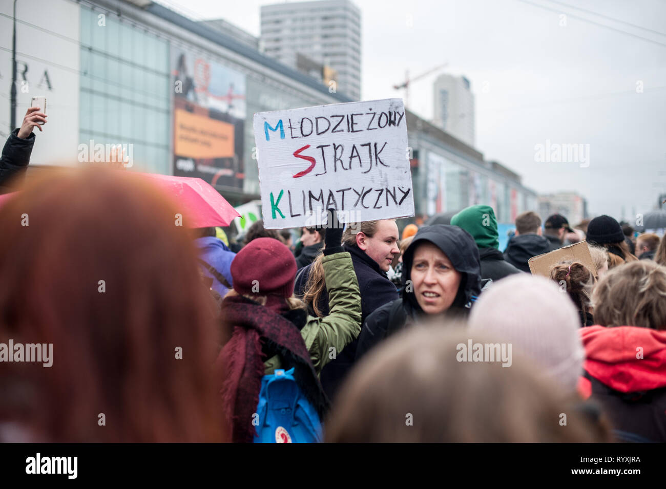 Varsavia, Polonia. Xv Mar, 2019. Sciopero degli studenti per il clima in Varsavia, Młodzieżowy Strajk Klimatyczny, Warszawa Credito: Piotr Kiembłowski/Alamy Live News Foto Stock