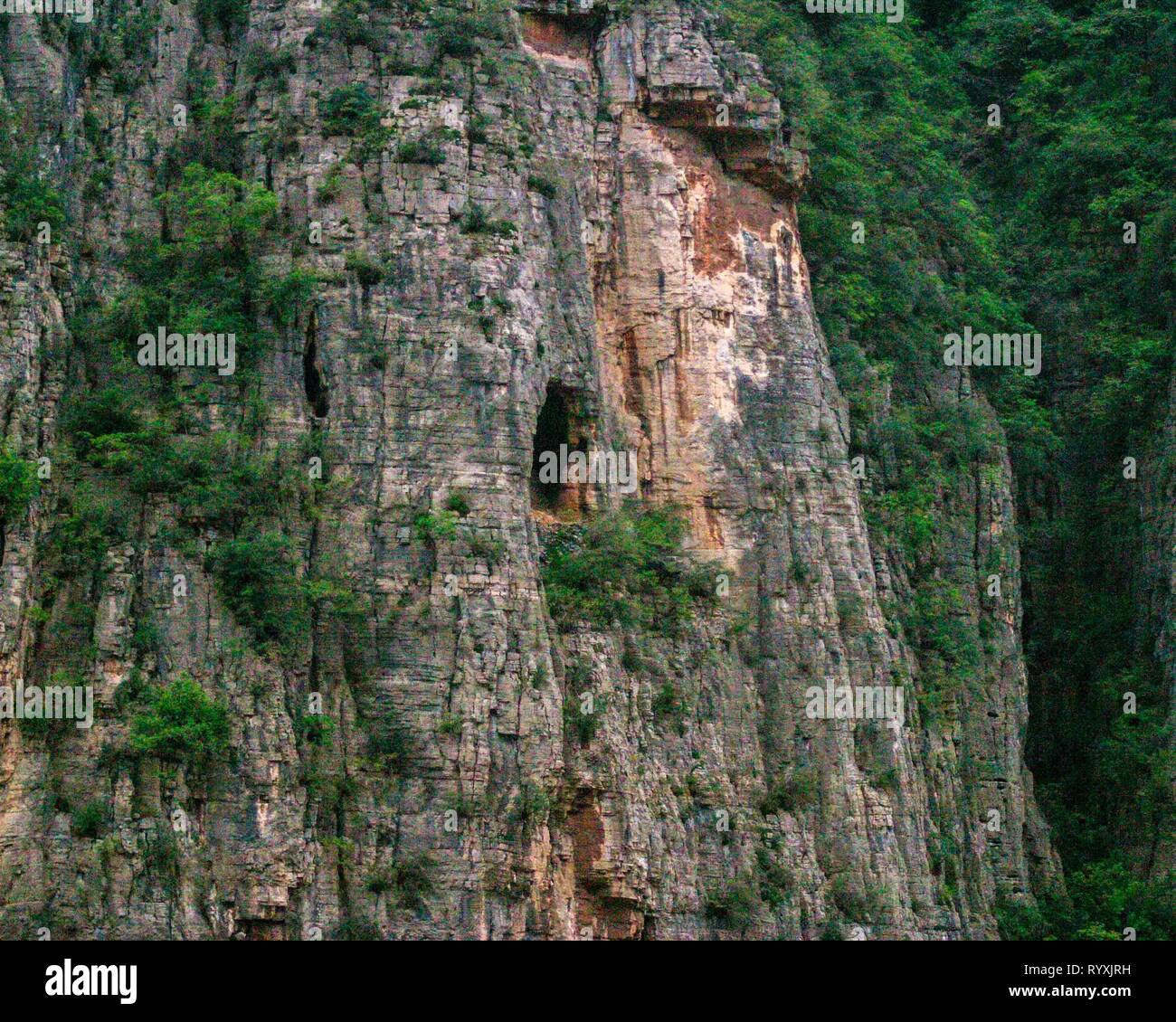 Wushan County, Municipalità di Chongqing, Cina. 23 ott 2006. La Mini tre gole che si snodano per 15 km lungo il fiume Madu, un ramo del fiume Daning che collega il Yangtze, sono noti per le sue grotte naturali con il cosiddetto appendere le bare. Nessuno sa perché questi popoli antichi praticavano questa forma di sepoltura. La bellissima gole profonde in questa primitiva area naturale sono ben conosciuti e popolari con i turisti e i turisti. Credito: Arnold Drapkin/ZUMA filo/Alamy Live News Foto Stock