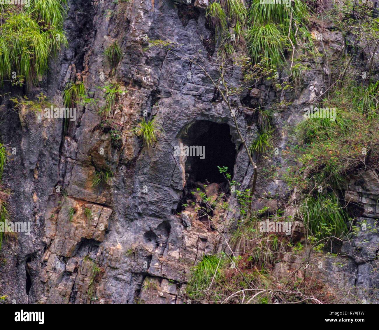 Wushan County, Municipalità di Chongqing, Cina. 23 ott 2006. La Mini tre gole che si snodano per 15 km lungo il fiume Madu, un ramo del fiume Daning che collega il Yangtze, sono noti per le sue grotte naturali con il cosiddetto appendere le bare. Nessuno sa perché questi popoli antichi praticavano questa forma di sepoltura. La bellissima gole profonde in questa primitiva area naturale sono ben conosciuti e popolari con i turisti e i turisti. Credito: Arnold Drapkin/ZUMA filo/Alamy Live News Foto Stock