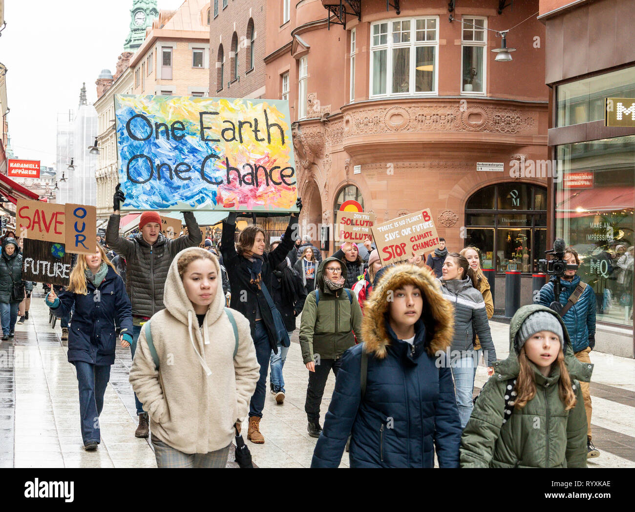Stoccolma, Svezia. Il 15 marzo, 2019. Gli attivisti del clima la giunzione 16-anno-vecchio svedese Thunberg Greta per la scuola sciopero e manifestazione del clima. Credito: Per Grunditz/Alamy Live News Foto Stock