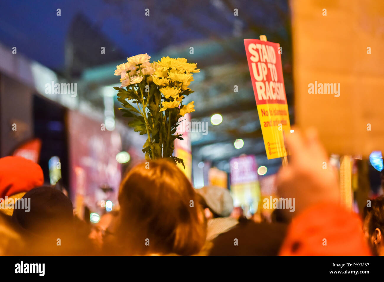 Finsbury Park, London, Regno Unito. Il 15 marzo 2019. Una veglia è tenuto a Finsbury Park da persone di diverse confessioni di fede per le vittime della moschea di tiri in Nuova Zelanda. Credito: Matteo Chattle/Alamy Live News Foto Stock