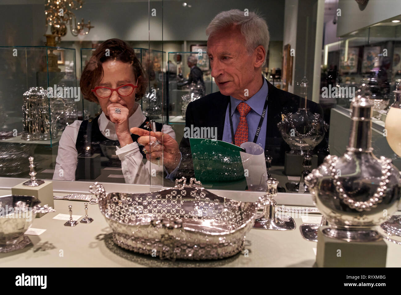 Un membro della galleria spiega ad un eventuale acquirente i dettagli di alcuni dei reperti. TEFAF (l'Unione Fine Art Fair), uno dei più famosi arte, antiquariato e fiere di design in tutto il mondo, si tiene ancora una volta quest'anno. Ogni anno a Maastricht, ospita un evento che riunisce 275 gallerie di circa venti paesi, circa 30.000 esposti oggetti d'arte e ha più di 75.000 partecipanti ogni anno. Foto Stock