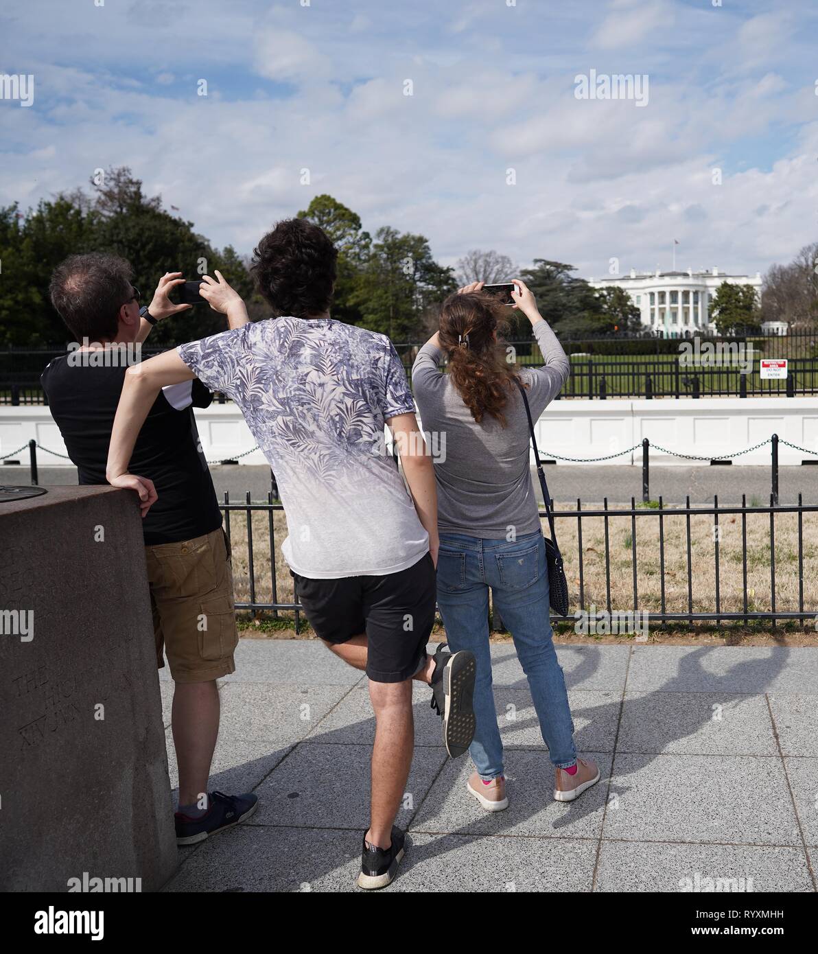 Washington, Stati Uniti d'America. Xv Mar, 2019. La gente a prendere le foto della Casa Bianca di Washington, DC, Stati Uniti, il 15 marzo 2019. Stati Uniti Presidente Donald Trump venerdì il veto ad una bill bloccando la sua nazionale dichiarazione di emergenza al confine meridionale, la prima di tali spostare nel suo semestre di presidenza. Credito: Liu Jie/Xinhua/Alamy Live News Foto Stock