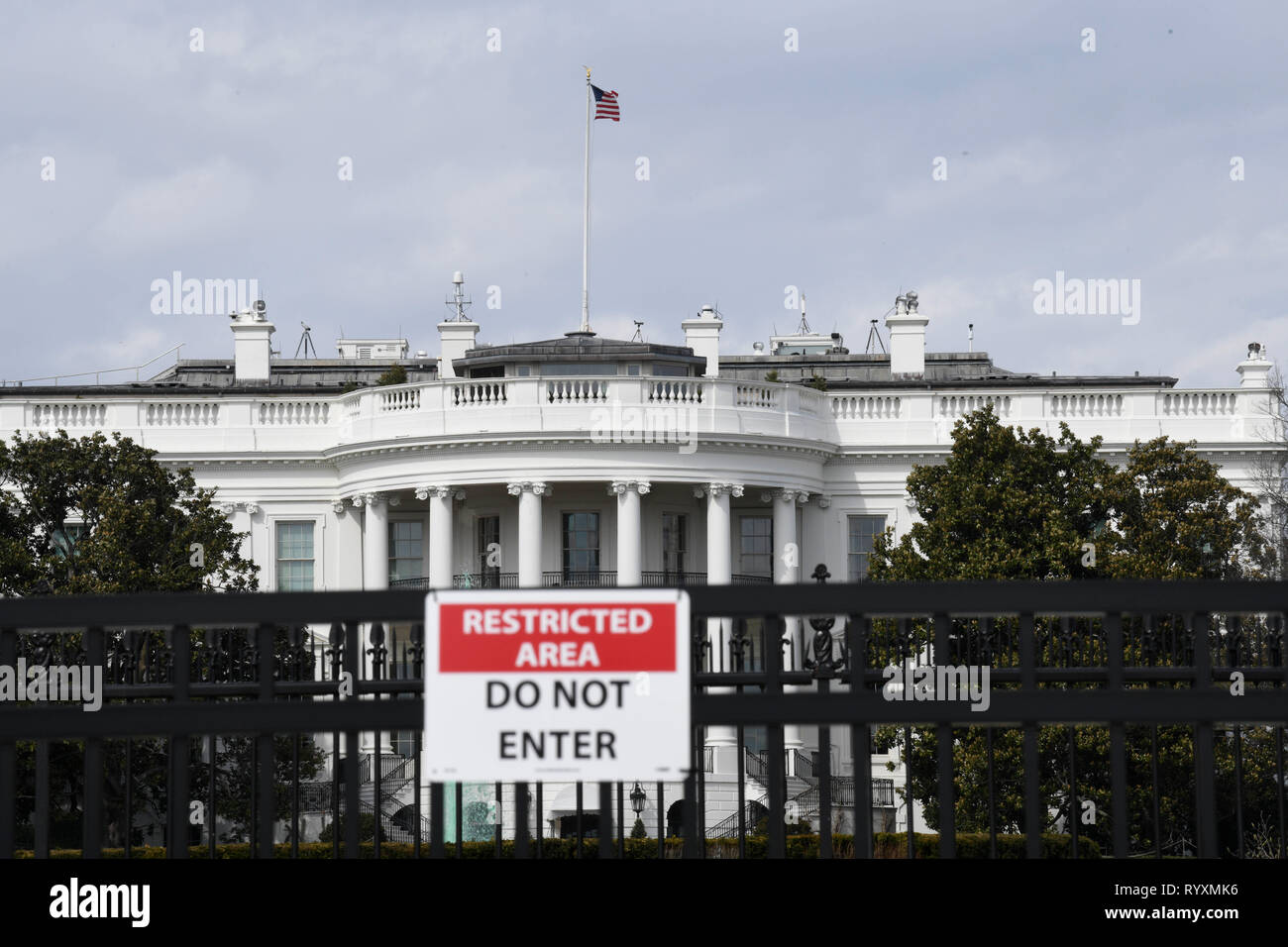 Washington, Stati Uniti d'America. Xv Mar, 2019. Foto scattata il 15 marzo 2019 mostra la Casa Bianca di Washington, DC, Stati Uniti. Stati Uniti Presidente Donald Trump venerdì il veto ad una bill bloccando la sua nazionale dichiarazione di emergenza al confine meridionale, la prima di tali spostare nel suo semestre di presidenza. Credito: Liu Jie/Xinhua/Alamy Live News Foto Stock