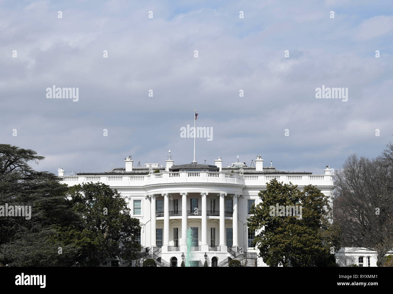 Washington, Stati Uniti d'America. Xv Mar, 2019. Foto scattata il 15 marzo 2019 mostra la Casa Bianca di Washington, DC, Stati Uniti. Stati Uniti Presidente Donald Trump venerdì il veto ad una bill bloccando la sua nazionale dichiarazione di emergenza al confine meridionale, la prima di tali spostare nel suo semestre di presidenza. Credito: Liu Jie/Xinhua/Alamy Live News Foto Stock