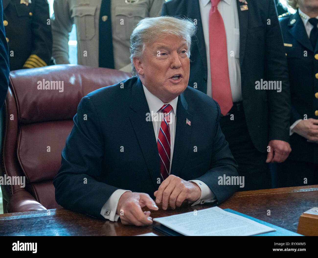 Il Presidente degli Stati Uniti, Trump fa una dichiarazione prima di firmare la dichiarazione di veto del disegno di legge approvata dal Congresso a al blocco di emergenza nazionale ha dichiarato in precedenza a fondo lungo ritardata confine meridionale parete nell'Ufficio Ovale della Casa Bianca di Washington, DC il Venerdì, Marzo 15, 2019. Credito: Ron Sachs / CNP /MediaPunch Foto Stock