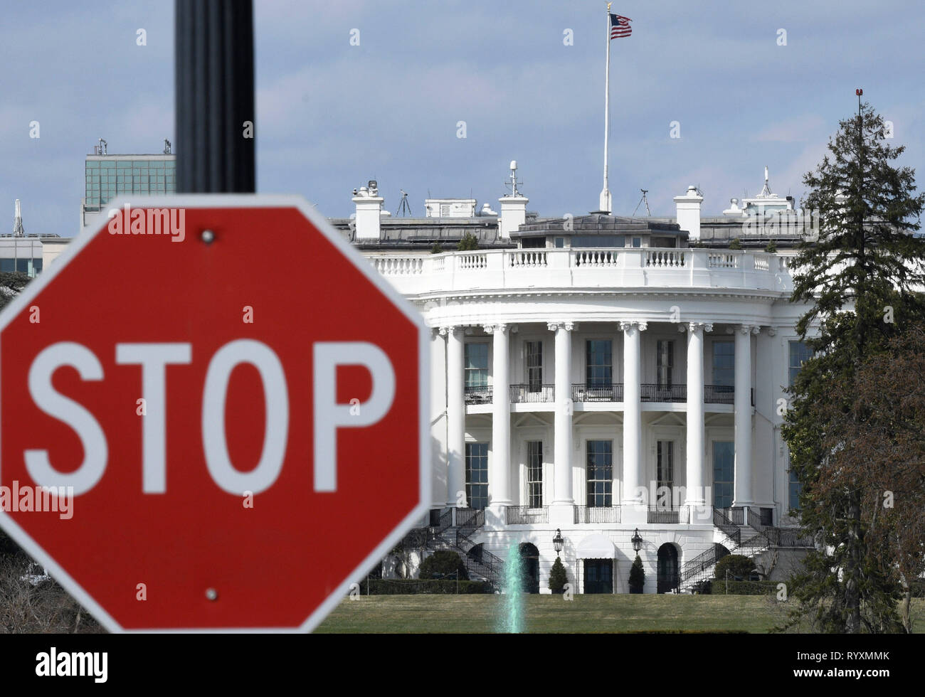 Washington, Stati Uniti d'America. Xv Mar, 2019. Foto scattata il 15 marzo 2019 mostra la Casa Bianca di Washington, DC, Stati Uniti. Stati Uniti Presidente Donald Trump venerdì il veto ad una bill bloccando la sua nazionale dichiarazione di emergenza al confine meridionale, la prima di tali spostare nel suo semestre di presidenza. Credito: Liu Jie/Xinhua/Alamy Live News Foto Stock