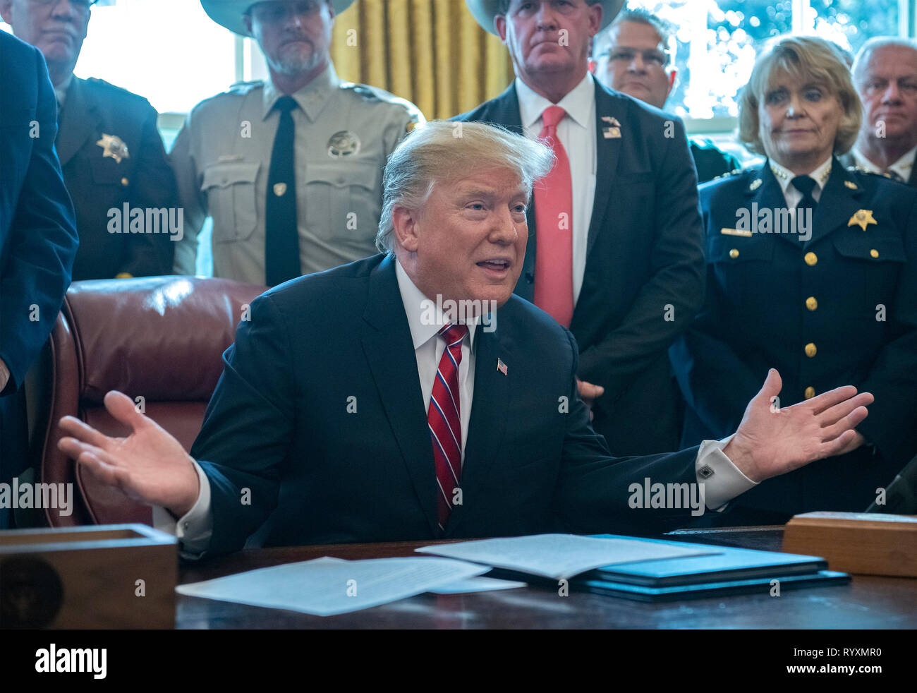 Il Presidente degli Stati Uniti, Trump fa una dichiarazione prima di firmare la dichiarazione di veto del disegno di legge approvata dal Congresso a al blocco di emergenza nazionale ha dichiarato in precedenza a fondo lungo ritardata confine meridionale parete nell'Ufficio Ovale della Casa Bianca di Washington, DC il Venerdì, Marzo 15, 2019. Credito: Ron Sachs / CNP | Utilizzo di tutto il mondo Foto Stock