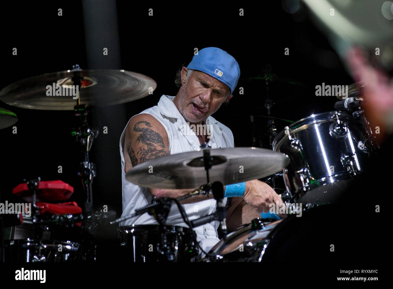 Il Cairo, Egitto. Xv Mar, 2019. Il batterista Chad Smith esegue con noi  band Red Hot Chili Peppers presso le Piramidi di Giza al di fuori de Il  Cairo. Credito: Gehad Hamdy/dpa/Alamy