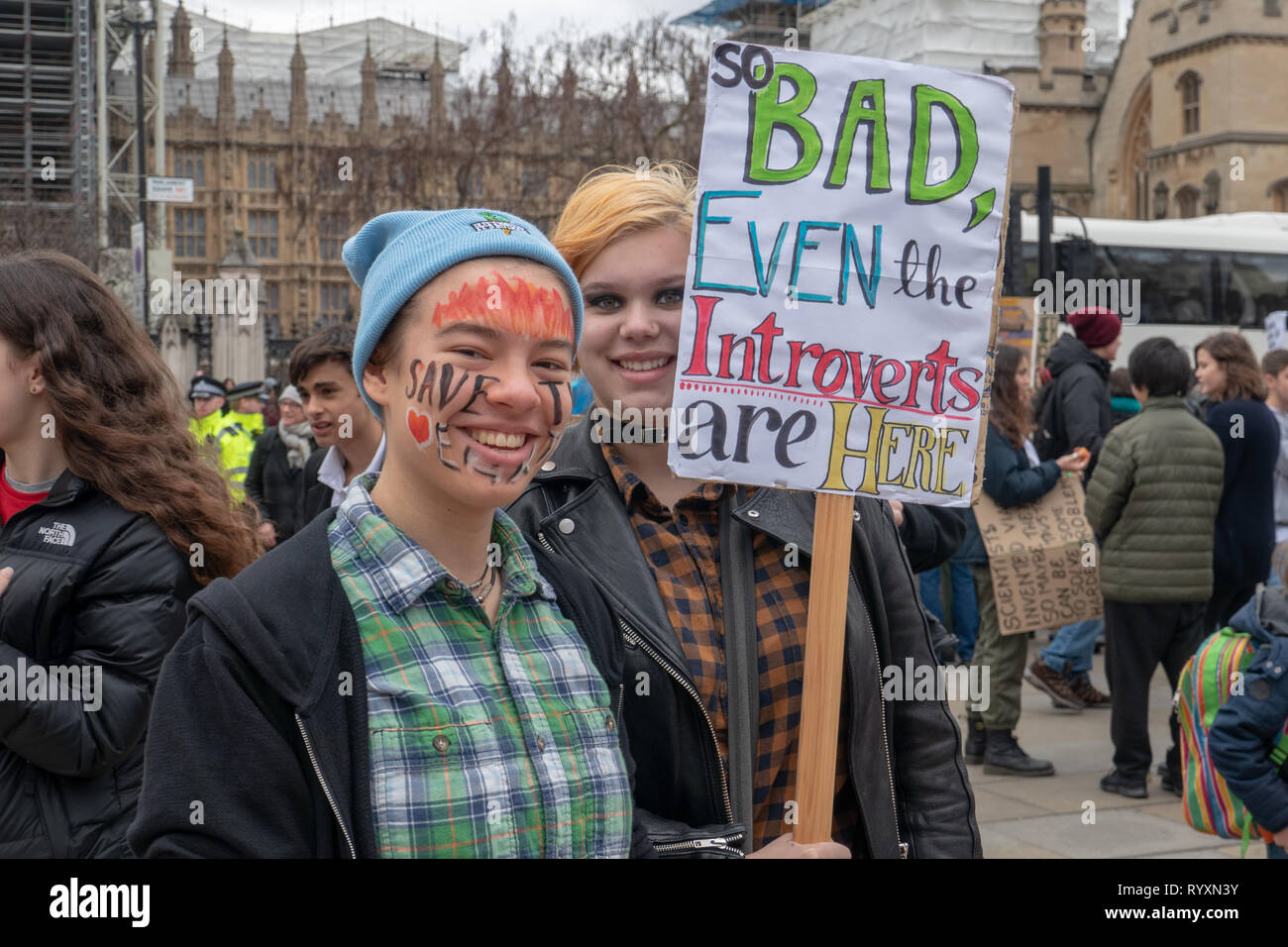 Londra, Regno Unito. 15 mar 2019. Sciopero degli studenti per il cambiamento climatico in Parlament Square e Buckingam Palace Credito: Vincenzo Lullo Credito: Giacobbe/Alamy Live News Foto Stock