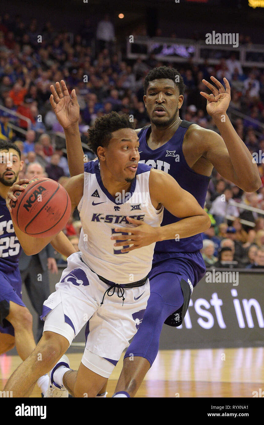 Marzo 14, 2019: Kansas State Wildcats guard Kamau Stokes (3) rigidi per il cestello durante il 2019 Phillips 66 12 grandi uomini del campionato di Basket semifinale partita tra i Kansas State Wildcats e il TCU cornuto rane presso il Centro Sprint a Kansas City, Missouri. Kendall Shaw/CSM Foto Stock