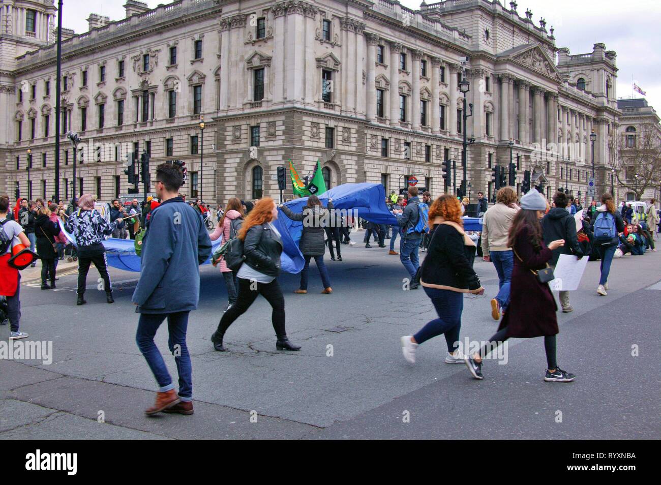 Londra, Regno Unito. 15 mar 2019. 2. REGNO UNITO-wide sciopero della gioventù per il clima porta la piazza del Parlamento e Westminster Bridge fino a fermarsi dopo i manifestanti bloccano il traffico in due principali percorsi in zona. Credito: Knelstrom Ltd/Alamy Live News Foto Stock
