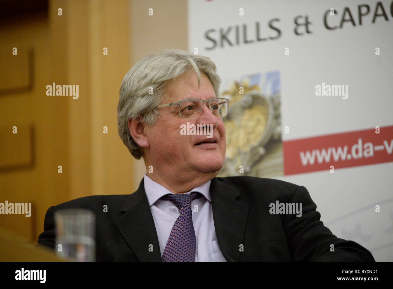 Vienna, Austria. Marzo 15, 2019. Elezioni del Parlamento europeo. I candidati più importanti austriaci delle parti discutono nell'Accademia politica. La foto mostra Stefan Schennach, membro del Consiglio d'Europa, SPÖ (Partito socialdemocratico austriaco). Credit: Franz PERC / Alamy Live News Foto Stock