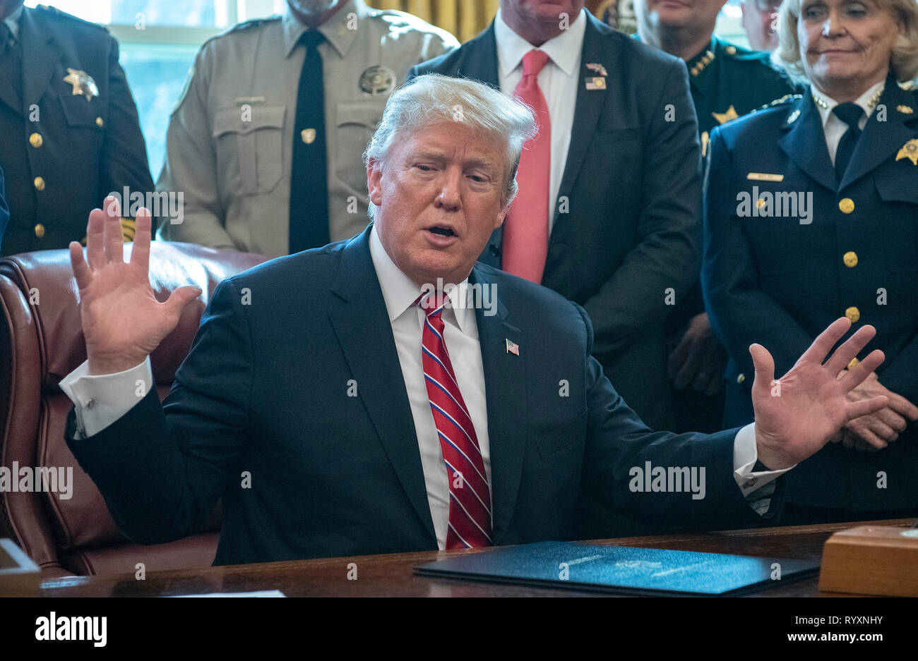 Il Presidente degli Stati Uniti, Trump risposte un reporter la questione dopo la firma della dichiarazione di veto del disegno di legge approvata dal Congresso a al blocco di emergenza nazionale ha dichiarato in precedenza a fondo lungo ritardata confine meridionale parete nell'Ufficio Ovale della Casa Bianca di Washington, DC il Venerdì, Marzo 15, 2019. Credito: Ron Sachs/CNP /MediaPunch Foto Stock