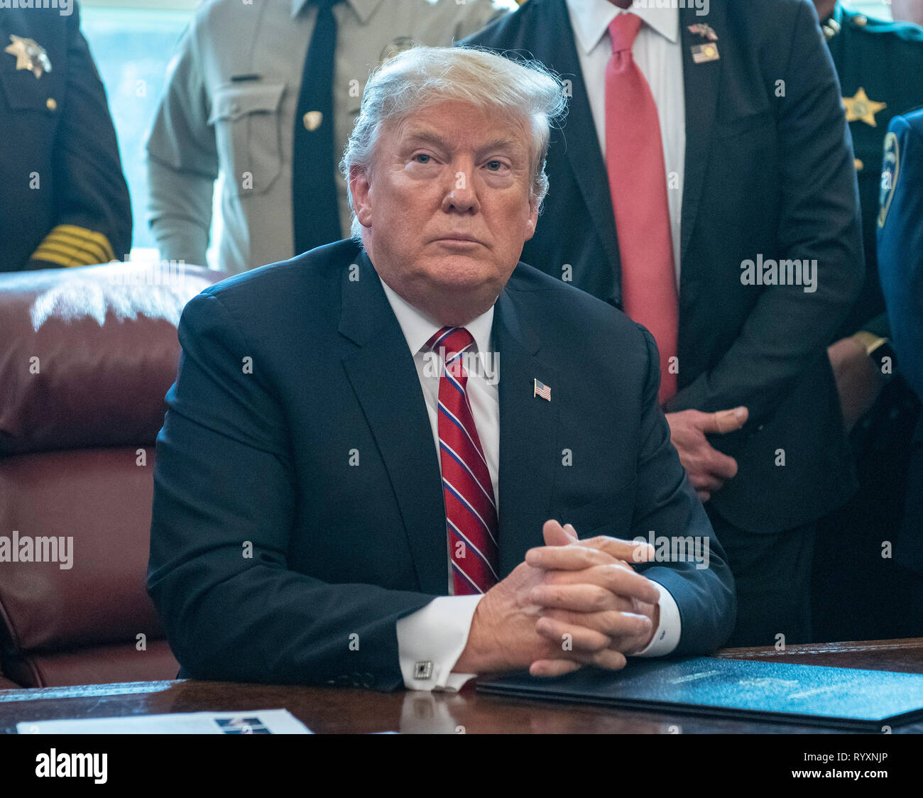 Il Presidente degli Stati Uniti, Trump ascolta un reporter la questione dopo la firma della dichiarazione di veto del disegno di legge approvata dal Congresso a al blocco di emergenza nazionale ha dichiarato in precedenza a fondo lungo ritardata confine meridionale parete nell'Ufficio Ovale della Casa Bianca di Washington, DC il Venerdì, Marzo 15, 2019. Credito: Ron Sachs/CNP /MediaPunch Foto Stock