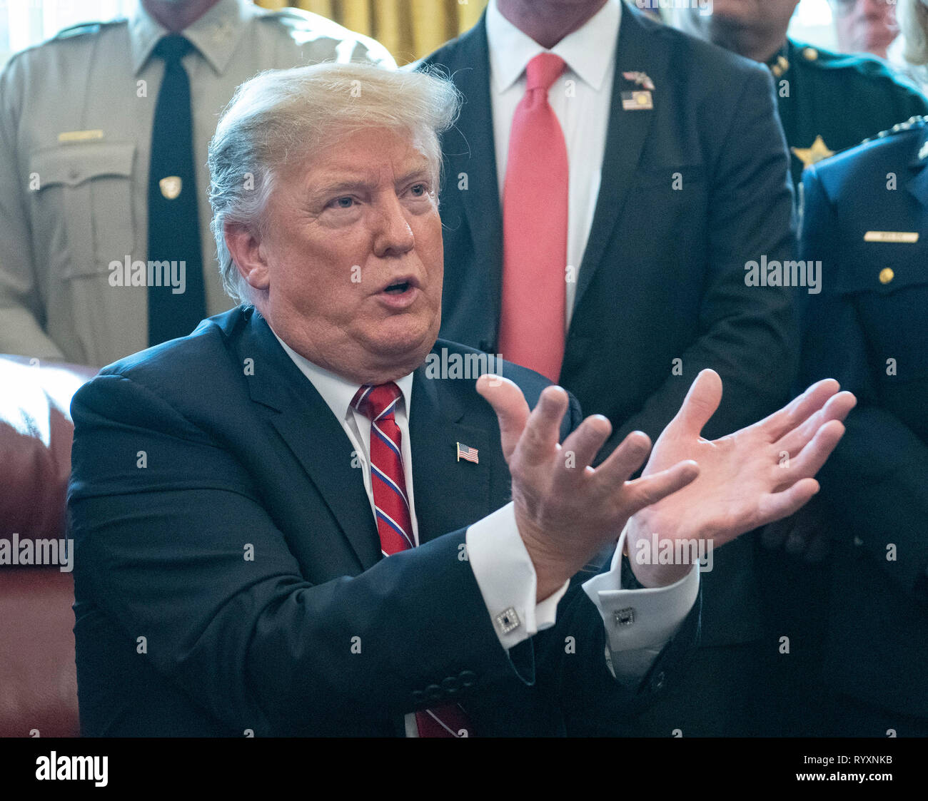 Il Presidente degli Stati Uniti, Trump risposte un reporter la questione dopo la firma della dichiarazione di veto del disegno di legge approvata dal Congresso a al blocco di emergenza nazionale ha dichiarato in precedenza a fondo lungo ritardata confine meridionale parete nell'Ufficio Ovale della Casa Bianca di Washington, DC il Venerdì, Marzo 15, 2019. Credito: Ron Sachs/CNP /MediaPunch Foto Stock