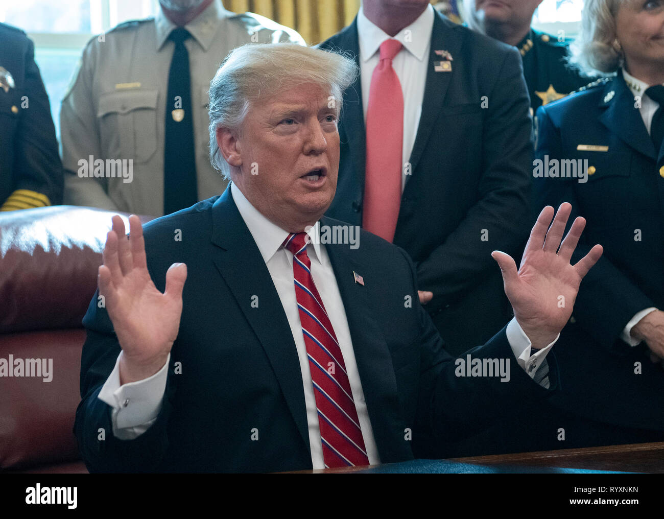 Il Presidente degli Stati Uniti, Trump risposte un reporter la questione dopo la firma della dichiarazione di veto del disegno di legge approvata dal Congresso a al blocco di emergenza nazionale ha dichiarato in precedenza a fondo lungo ritardata confine meridionale parete nell'Ufficio Ovale della Casa Bianca di Washington, DC il Venerdì, Marzo 15, 2019. Credito: Ron Sachs/CNP /MediaPunch Foto Stock