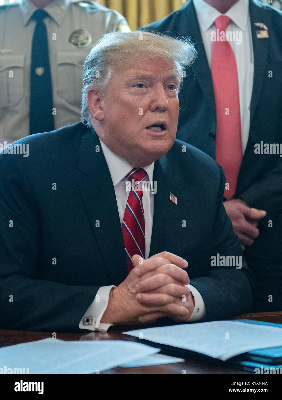 Il Presidente degli Stati Uniti, Trump fa una dichiarazione prima di firmare la dichiarazione di veto del disegno di legge approvata dal Congresso a al blocco di emergenza nazionale ha dichiarato in precedenza a fondo lungo ritardata confine meridionale parete nell'Ufficio Ovale della Casa Bianca di Washington, DC il Venerdì, Marzo 15, 2019. Credito: Ron Sachs/CNP /MediaPunch Foto Stock