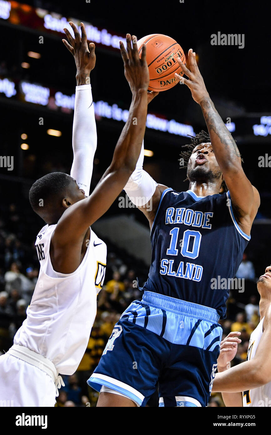 Brooklyn, New York, Stati Uniti d'America. Xv Mar, 2019. La Rhode Island Rams avanti CIRILLO LANGEVINE (10) spara su Virginia Commonwealth guardia Rams de'RIANTE JENKINS (0) durante la seconda metà di Barclays credito Centro: Terrence Williams/ZUMA filo/Alamy Live News Foto Stock