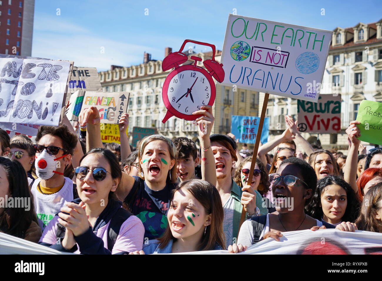 Torino, Italia. Il 15 marzo, 2019. I manifestanti con striscioni in corrispondenza di una Gioventù sciopero per il clima marzo venerdì per il futuro Credito: Michele D'Ottavio/Alamy Live News Foto Stock