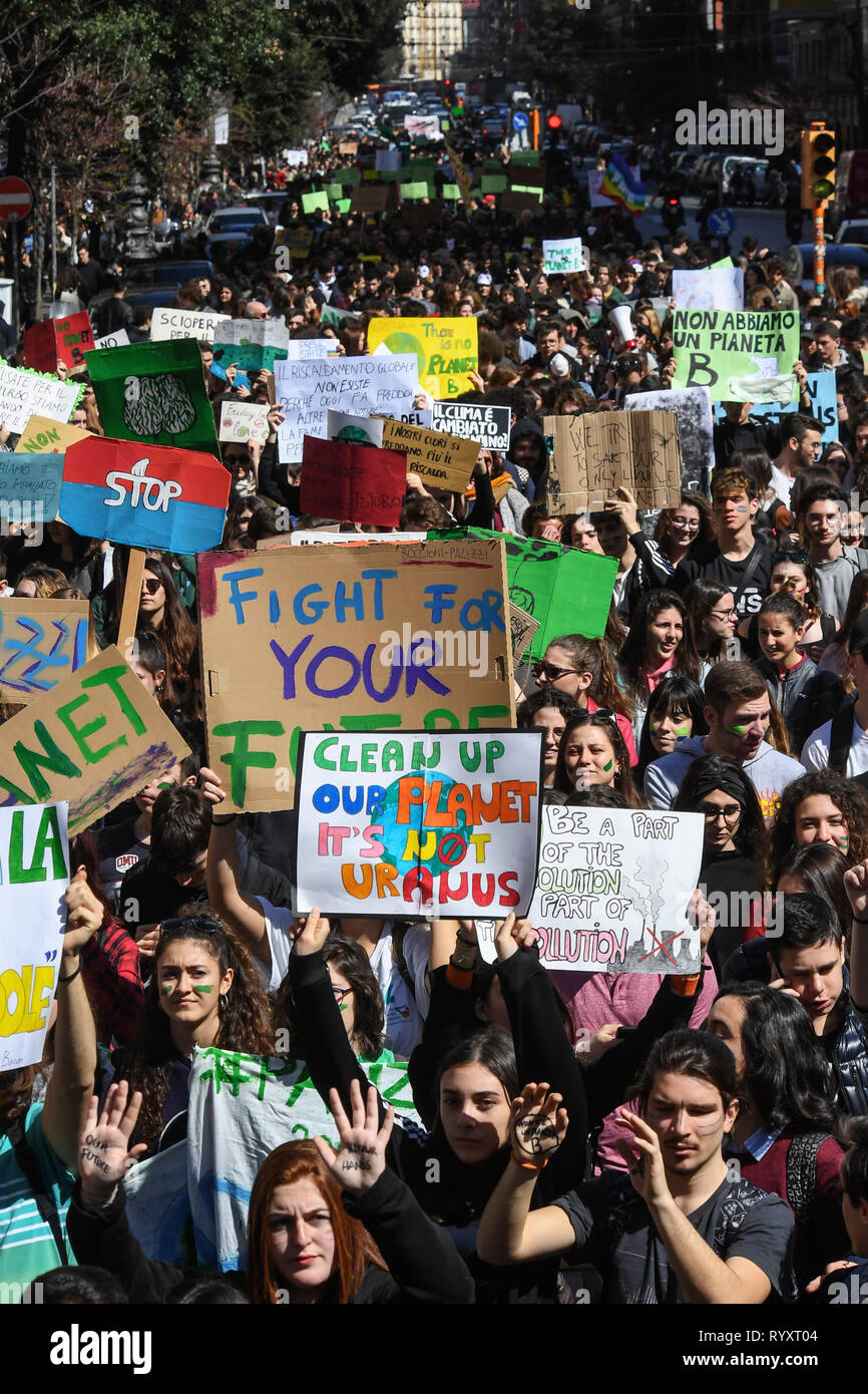 Napoli, Italia, 15 marzo 2019 - Un momento del venerdì per evento futuro per la terra, l'ambiente e contro l'inquinamento che provoca il cambiamento climatico, migliaia di ragazzi a Napoli ha partecipato alla grande processione. Credito: Salvatore Laporta/Kontrolab/Alamy Live News Foto Stock