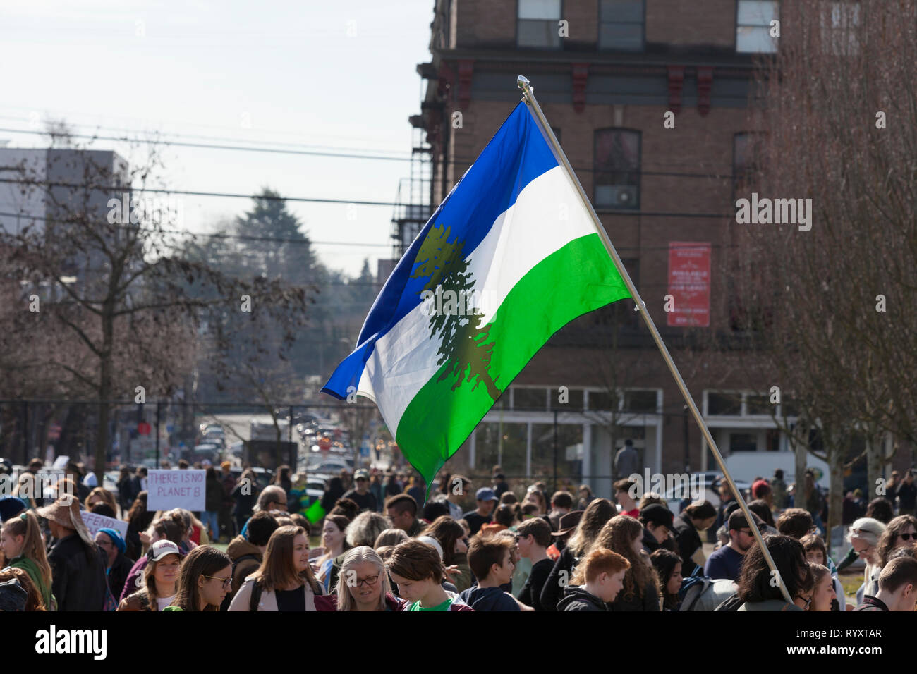 Seattle, Washington: un Cascadia ora! Sventola sopra la folla in un rally in Cal Anderson Park a sostegno del New Deal Verde e per attirare l'attenzione sulla mancanza di azione sul cambiamento climatico. La Gioventù di Seattle clima sciopero era stato tenuto in è la solidarietà con il clima mondiale movimento di sciopero. Credito: Paolo Christian Gordon/Alamy Live News Foto Stock