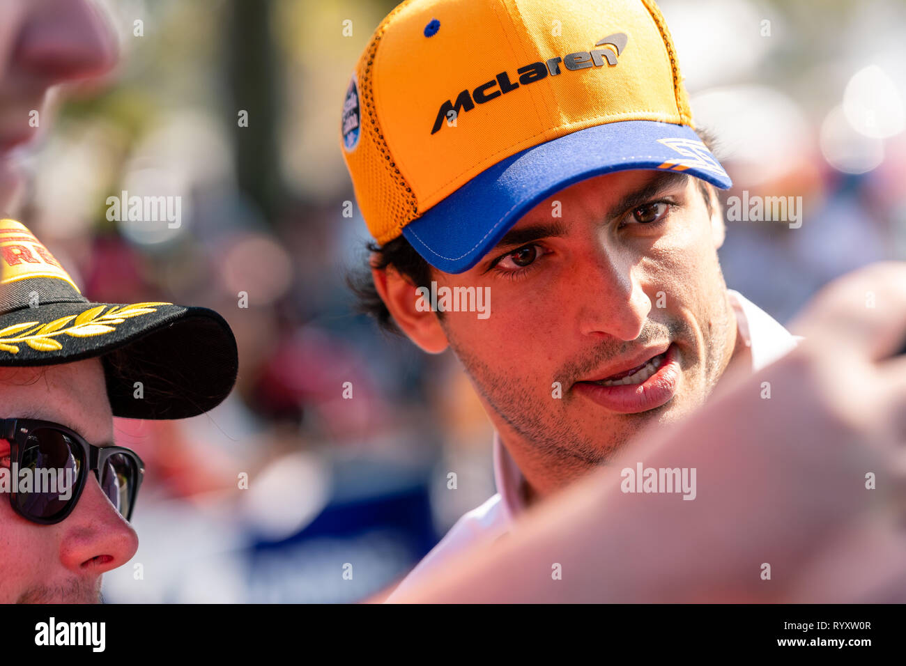 Melbourne, Australia. 16 Mar, 2019. MELBOURNE, Australia - 16 Marzo : Carlos Sainz Jr 55 la guida per la Mclaren F1 Team saluto delle ventole su Melbourne a piedi durante il periodo della Formula 1 Rolex Australian Grand Prix 2019 all'Albert Park Lake, Australia il 16 marzo 2019. Credito: Dave Hewison sport/Alamy Live News Foto Stock