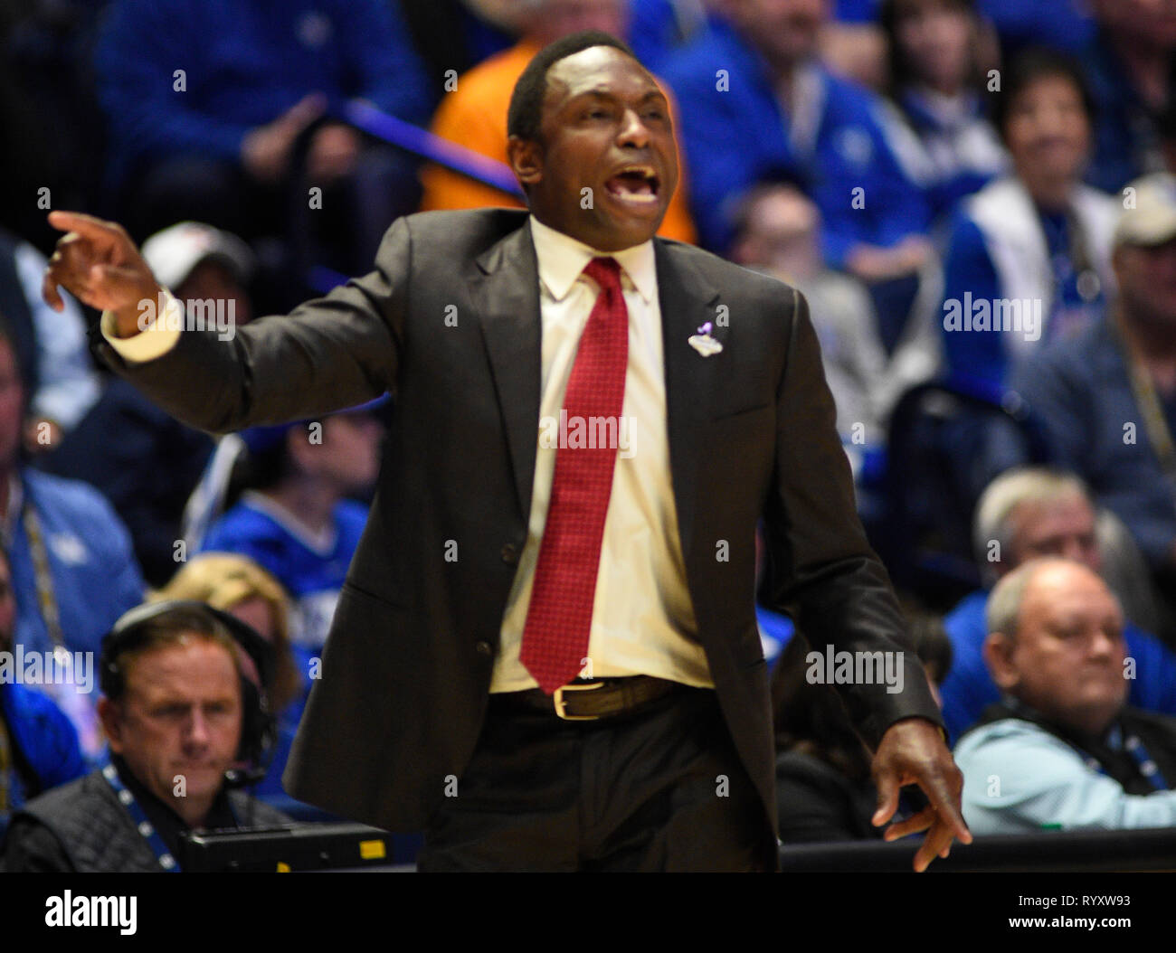 Marzo 15, 2019; Alabama Crimson Tide head coach Avery Johnson grida al suo team durante un SEC campionato di serie gioco tra l'Alabama Crimson Tide vs Kentucky Wildcats alla Bridgestone Arena di Nashville, TN (obbligatorio Photo credit: Steve Roberts/Cal Sport Media) Foto Stock