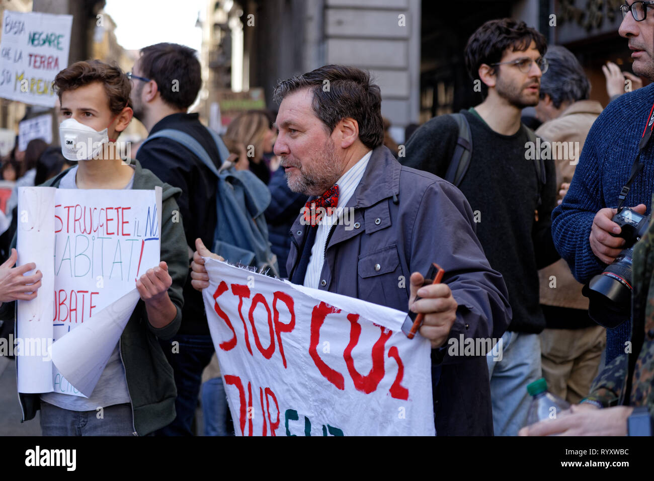 Torino, Italia. 15th marzo 2019. Il climatologo Luca Mercalli protesta con un banner fatto in casa nel centro della città come parte del venerdì per futuri scioperi climatici. Credit: Mlbariona/Alamy Live News Foto Stock