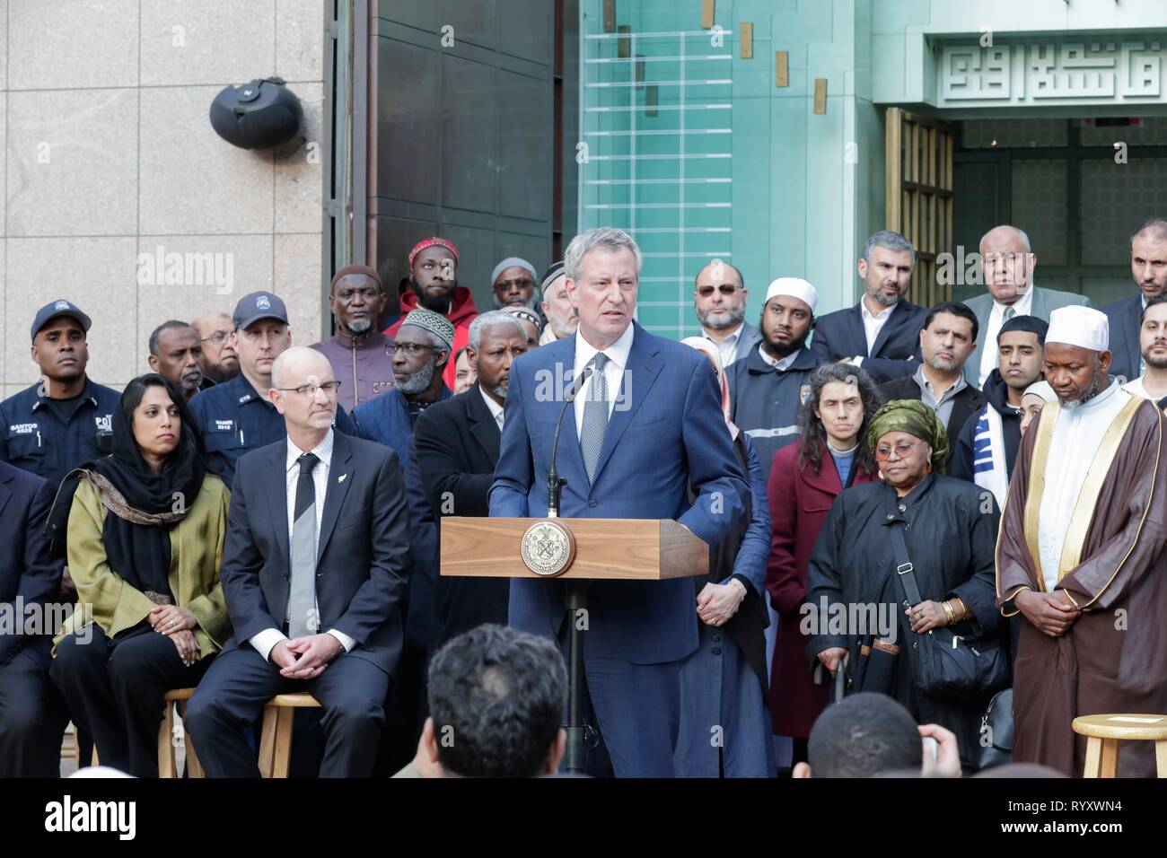 Centro culturale islamico, New York, Stati Uniti d'America, 15 marzo 2019 - Sindaco di Bill de Blasio visiti la 96esima Strada centro culturale islamico a Manhattan per offrire commento e incontro con i membri di New York la comunità musulmana dopo il terribile attacco terroristico in Nuova Zelanda il venerdì Venerdì foto: Luiz Rampelotto/EuropaNewswire | Utilizzo di credito in tutto il mondo: dpa picture alliance/Alamy Live News Foto Stock