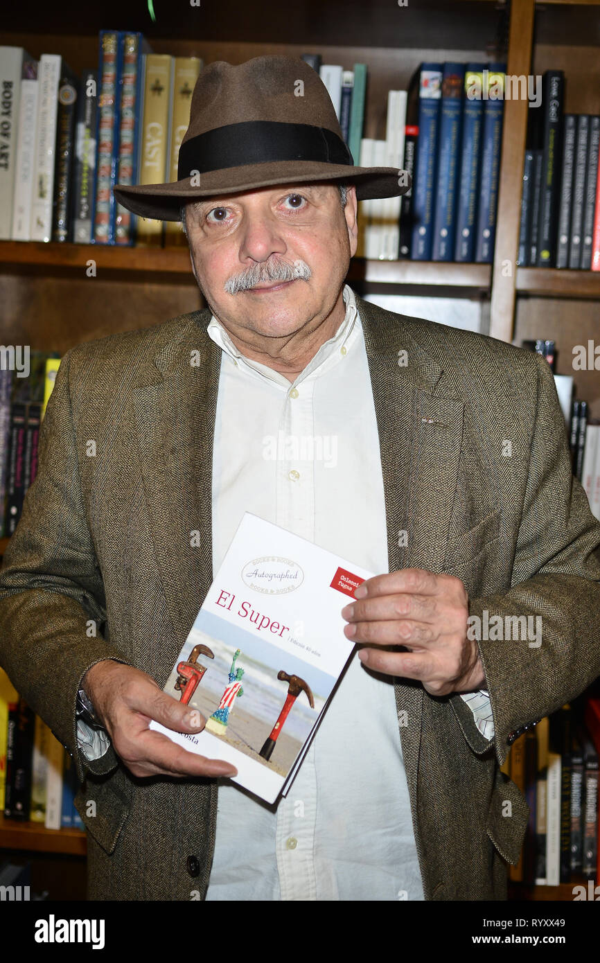 Coral Gables, FL, Stati Uniti d'America. Xiv Mar, 2019. Autore Iván Acosta firmare copie del suo nuovo libro "El Super (Colección Fugas, edición especial 40 años)' a libri e libri Gables su Marzo 14, 2019 in Coral Gables, Florida. Credito: Mpi10/media/punzone Alamy Live News Foto Stock