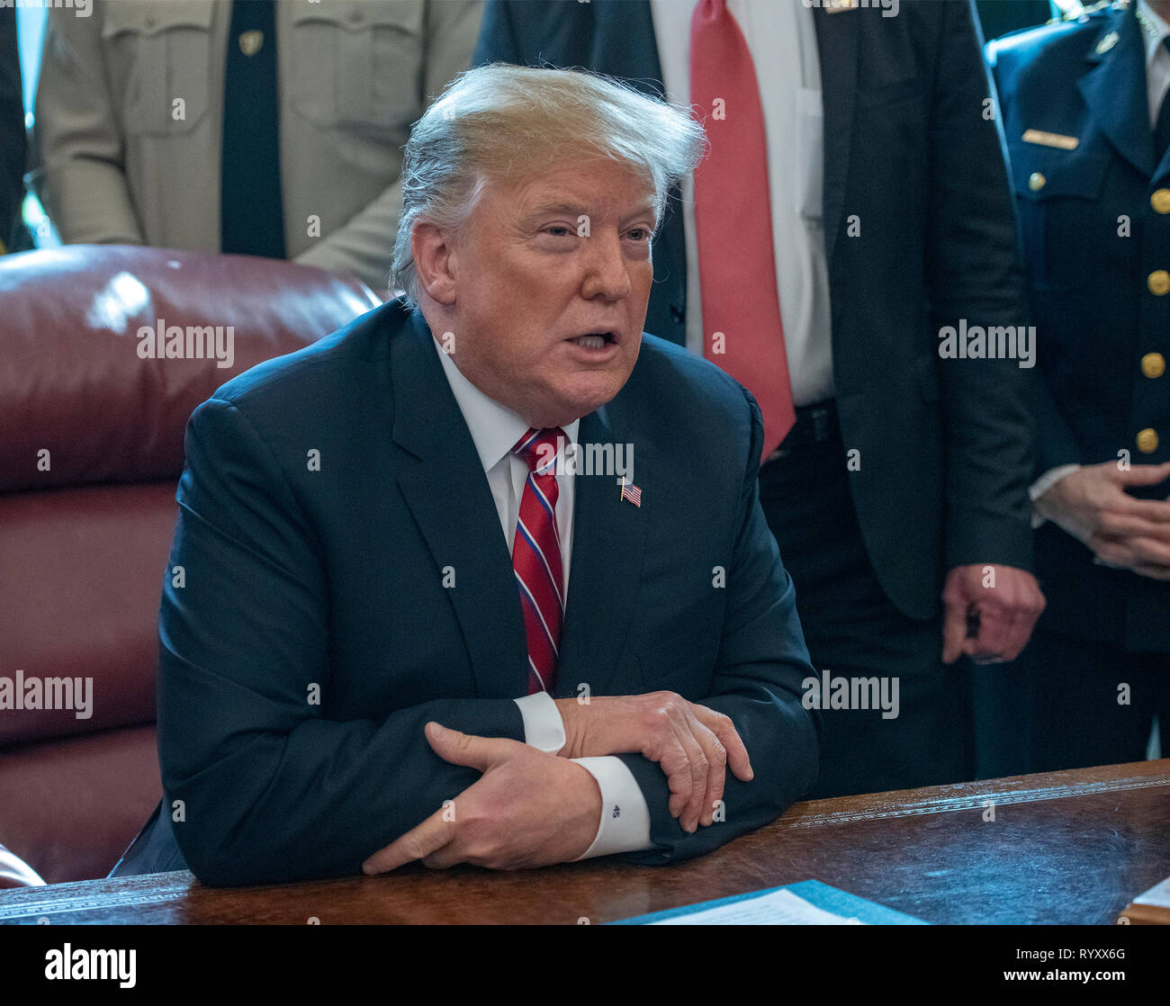 Il Presidente degli Stati Uniti, Trump fa una dichiarazione prima di firmare la dichiarazione di veto del disegno di legge approvata dal Congresso a al blocco di emergenza nazionale ha dichiarato in precedenza a fondo lungo ritardata confine meridionale parete nell'Ufficio Ovale della Casa Bianca di Washington, DC il Venerdì, Marzo 15, 2019. Credito: Ron Sachs/CNP /MediaPunch Foto Stock