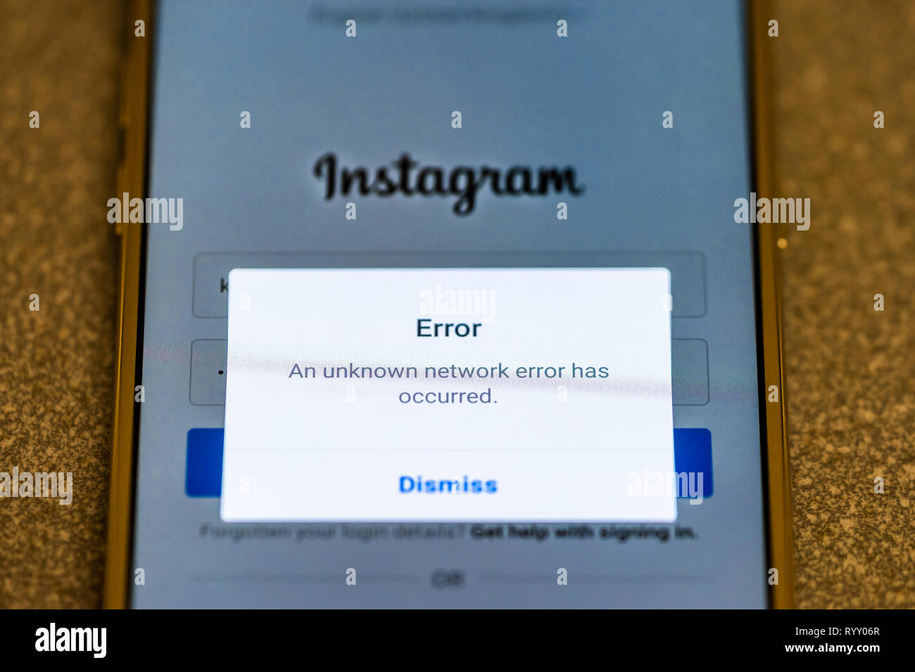 Errore rete sconosciuto messaggio su un telefono cellulare durante un periodo di interruzione del popolare social media platform Instagram è avvenuto in tutto il mondo Foto Stock