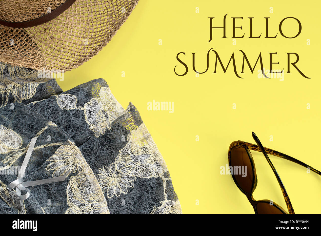 Abito, cappello di paglia e occhiali da sole su sfondo giallo, Ciao estate testo. Concetto di estate Foto Stock