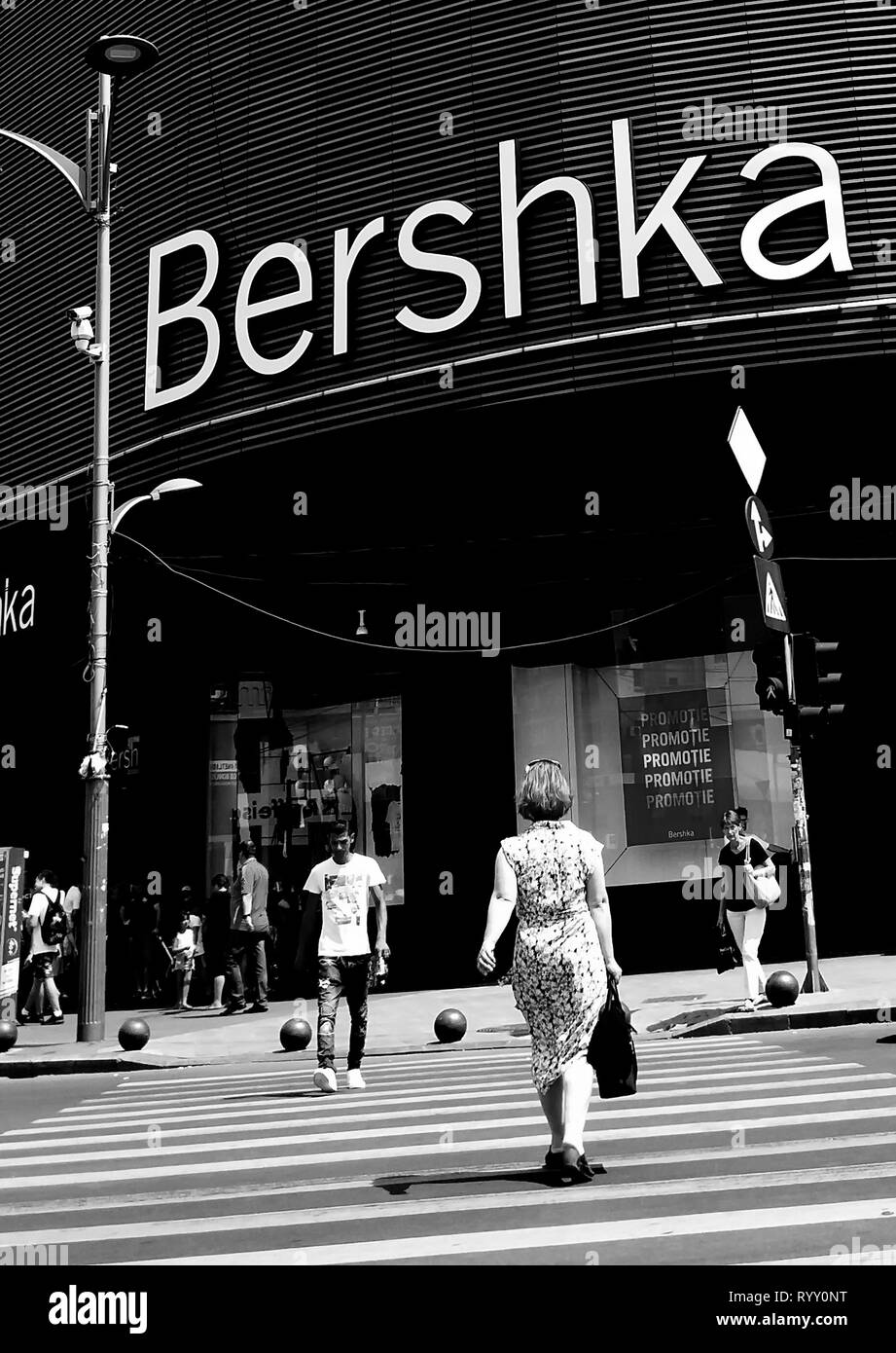 Bucarest, Romania - Luglio 20, 2017: vista con attraversamento pedonale dal negozio Bershka situato in Unirea Shopping Center, nella Piazza Unirii, Bucarest Foto Stock
