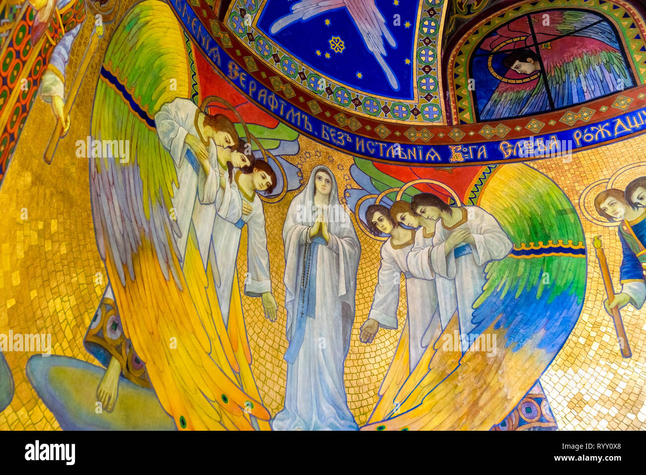 Stile liberty affreschi con angeli e la Vergine Maria nella Chiesa Greco-cattolica ucraina del Sacro Cuore Foto Stock