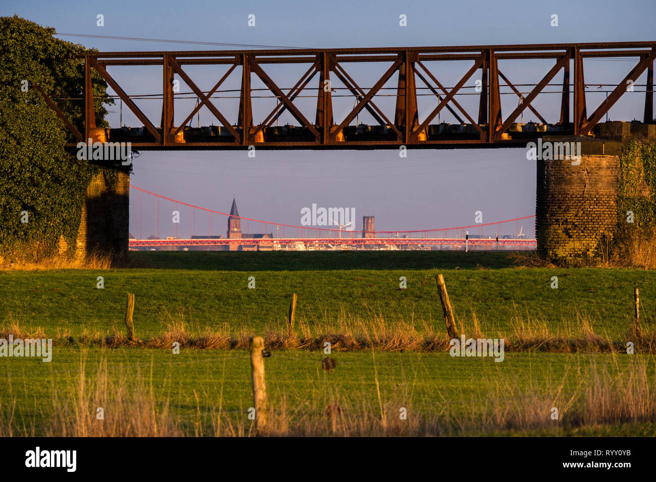Abbandonato il ponte ferroviario a nord di campagna tedesca con piccole città in background Foto Stock