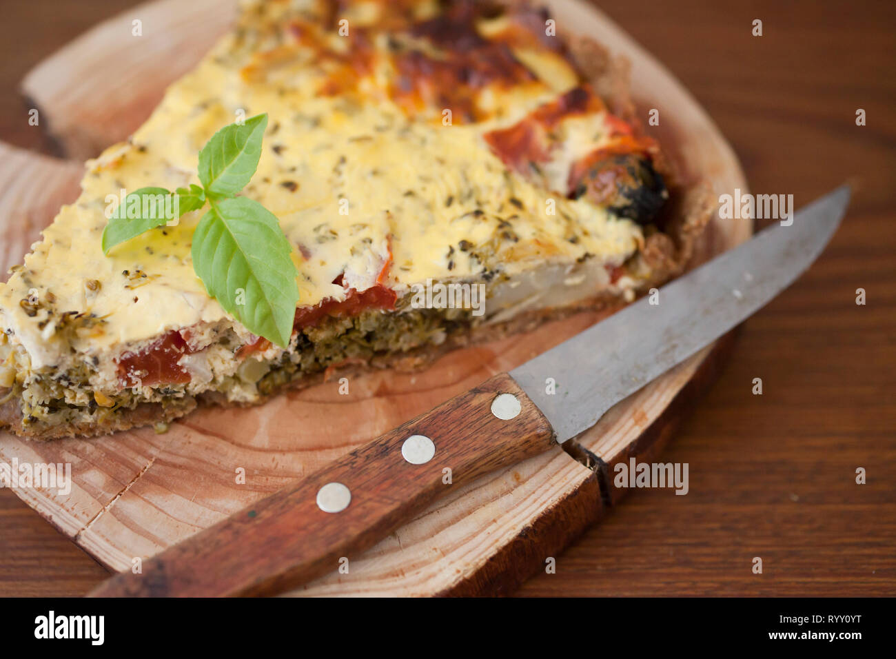 Pezzo di torta di verdure con broccoli Foto Stock