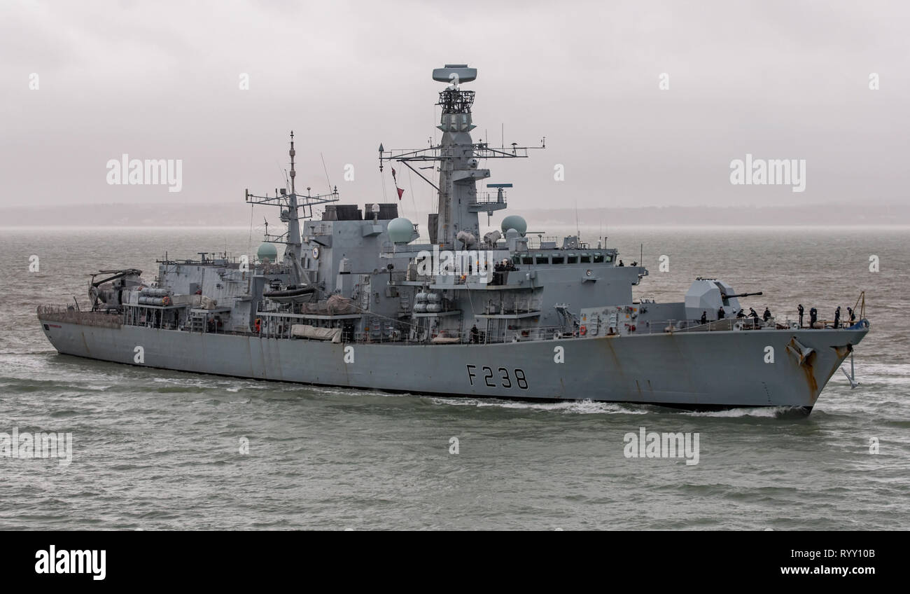 Royal Navy warship HMS Northumberland, un tipo 23 anti sommergibile frigate arriva a Portsmouth, nel Regno Unito con un avviato Merlin HM2 elicottero sul 15/3/19. Foto Stock