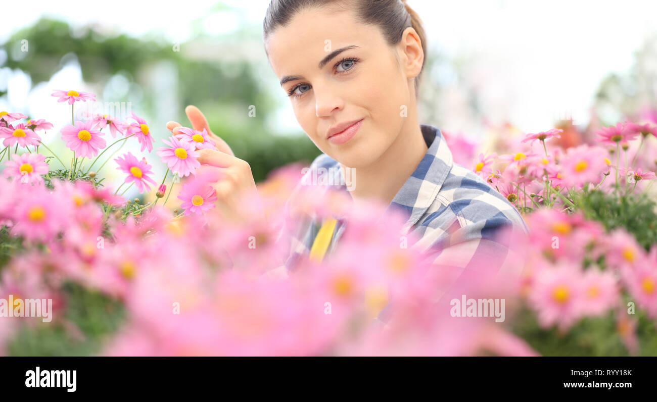 Concetto di primavera, donna sorridente nel giardino di fiori di margherite Foto Stock