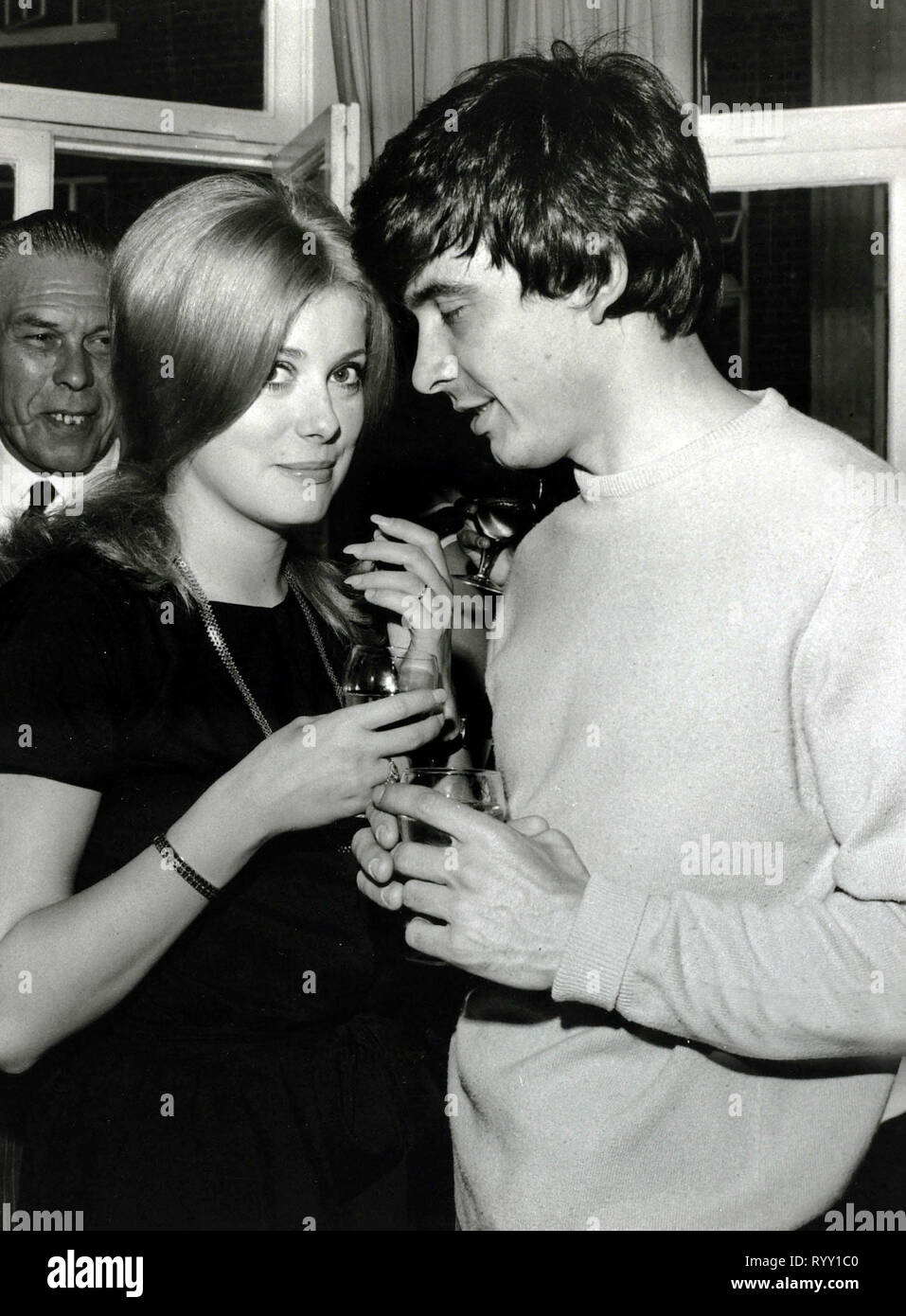 Sposi Catherine Deneuve e fotografo inglese David Bailey dopo il loro matrimonio a St Pancras Town Hall, Londra, Agosto 18th, 1965 Riferimento File # 33751 889THA Foto Stock