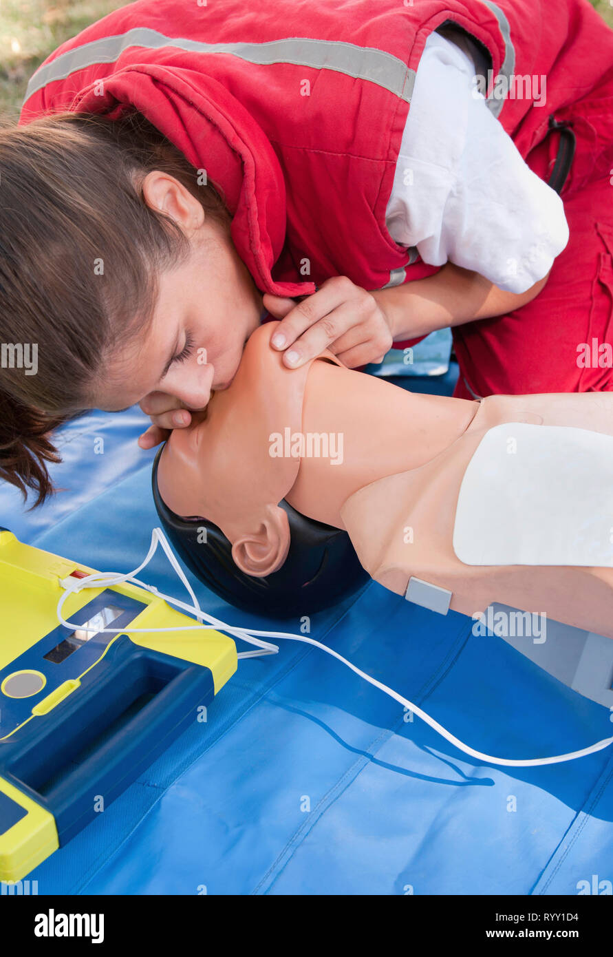La rianimazione cardiopolmonare su fantoccio. Foto Stock