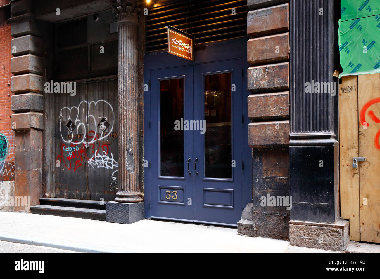Au Cheval, 33 Cortlandt Alley, New York, NY. Facciata esterna di un ristorante Steakhouse a Chinatown, nel quartiere Tribeca di Manhattan. Foto Stock